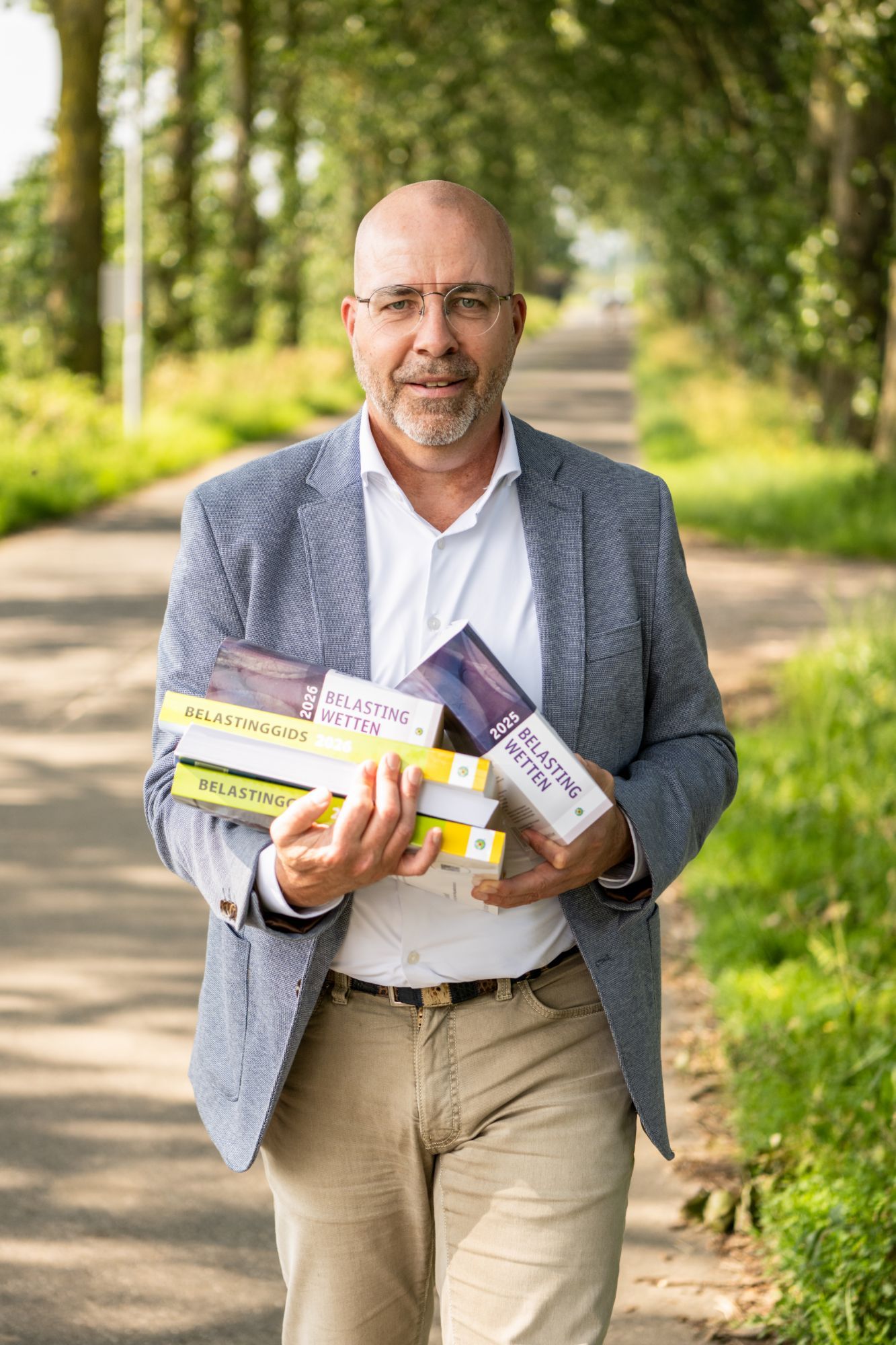 Jochem Budding, eigenaar van JB administratie en advies, met belastingwetten en belastinggidsen