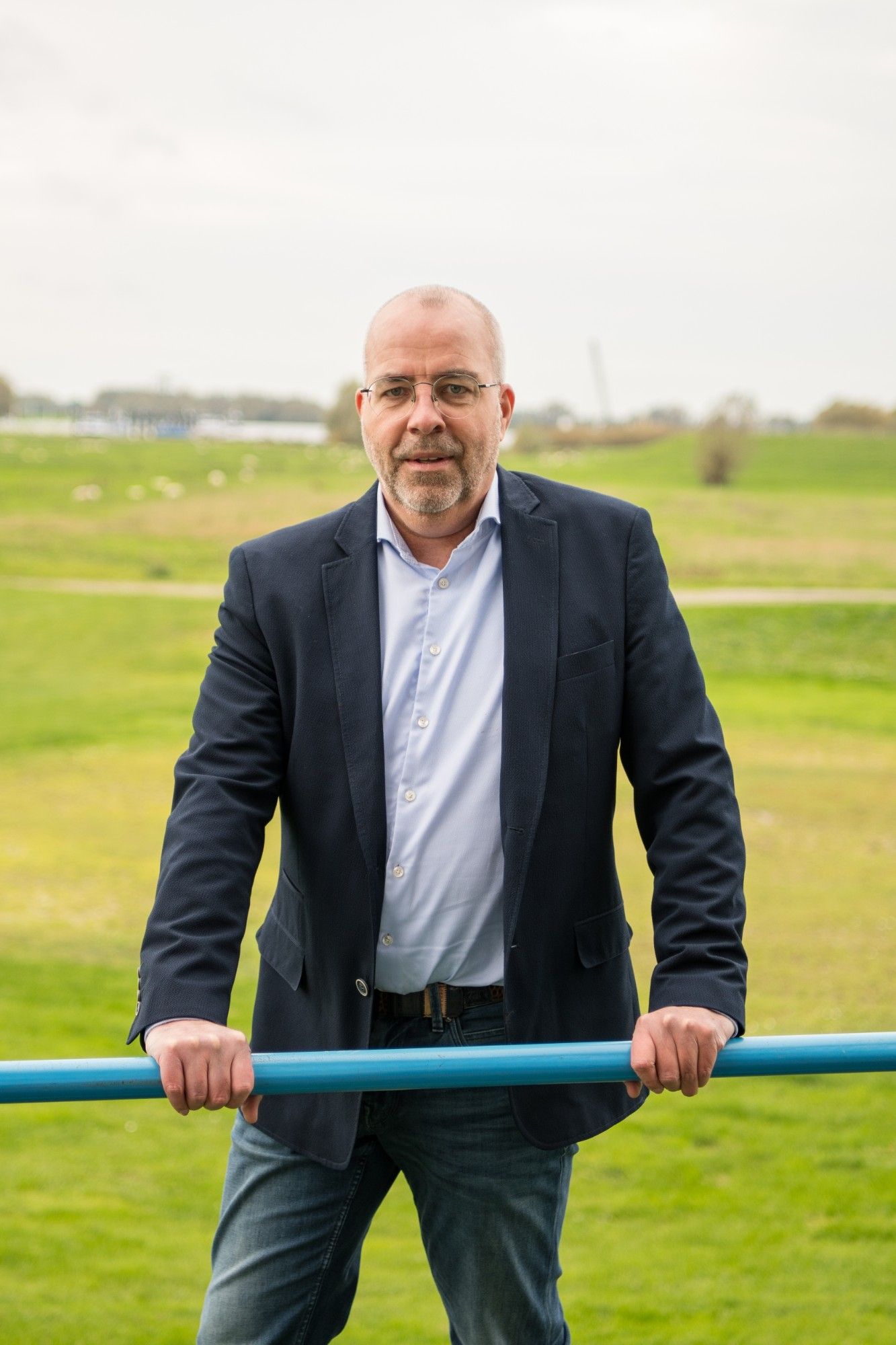 Jochem Budding op de dijk in de Betuwe